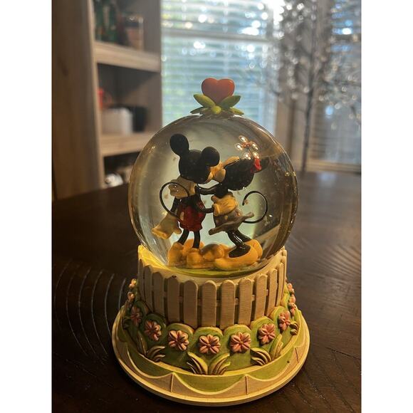 Hallmark Disney A Kiss For Mickey Minnie Wonders Within Collection Snow Globe - Picture 8 of 16